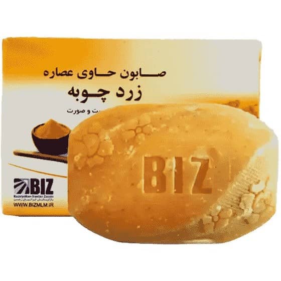 «تصویر حرفه‌ای صابون زردچوبه بیز با رنگ طلایی و بافت گیاهی»